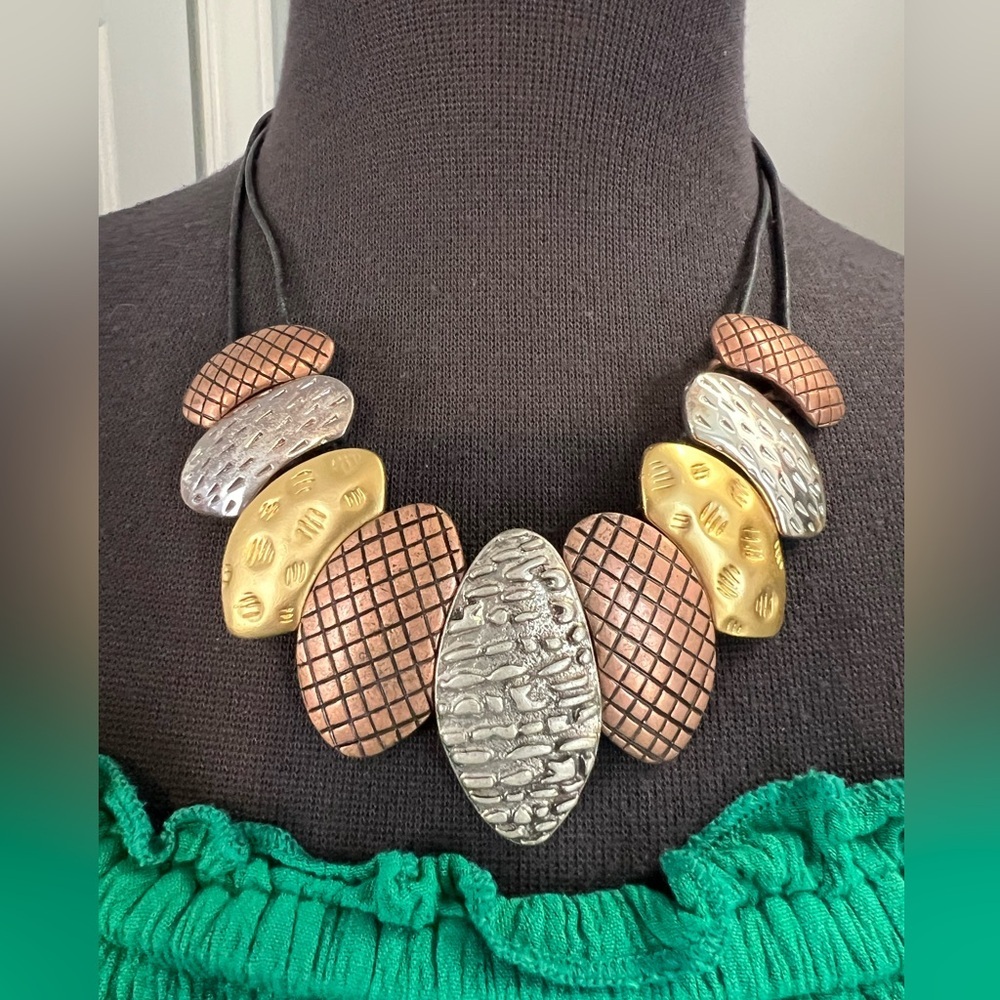 Tricolor necklace with double leather chain